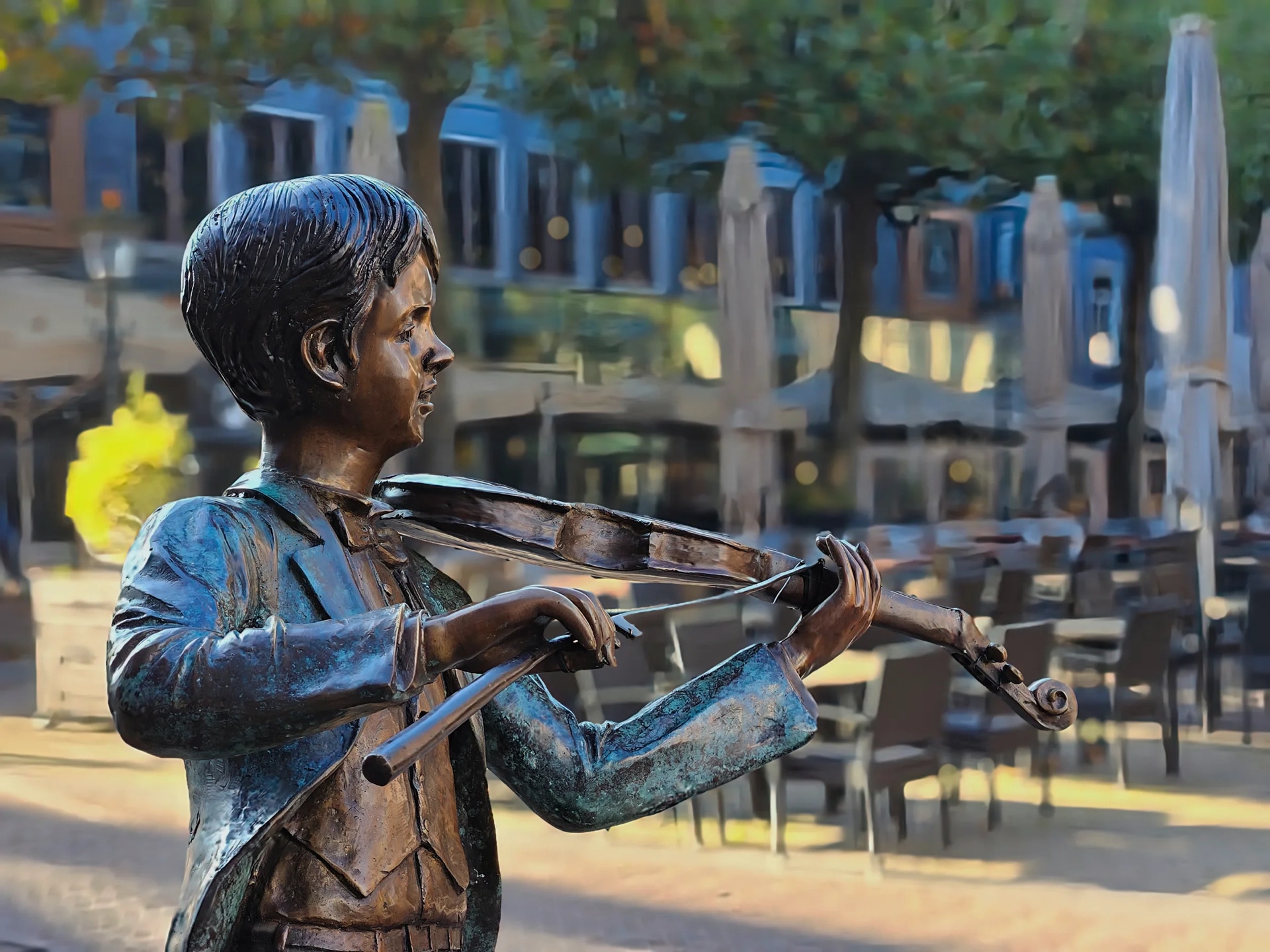 Statue of a violin player in Kampen, Netherlands