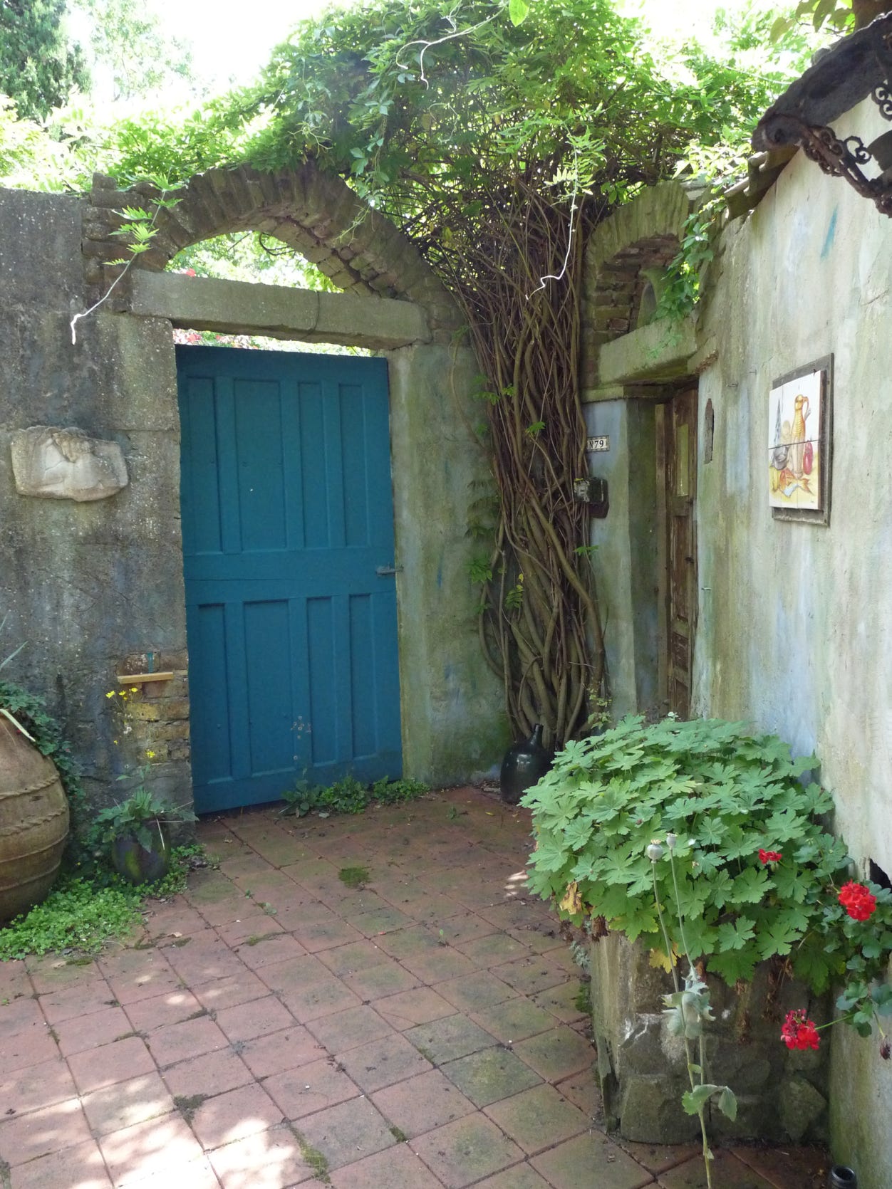 Blue door in the Sequoiahof Vlake