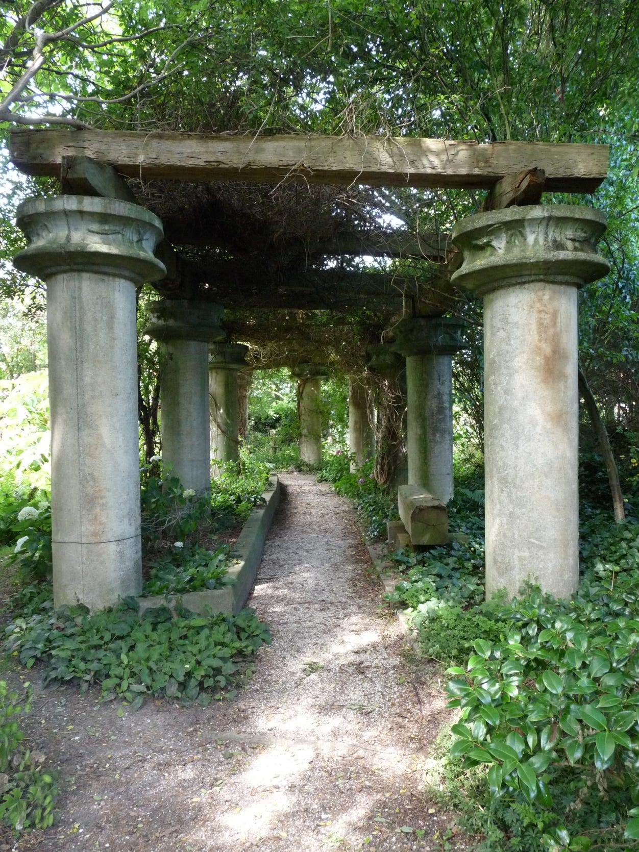 Colonnade in the Sequoiahof Vlake