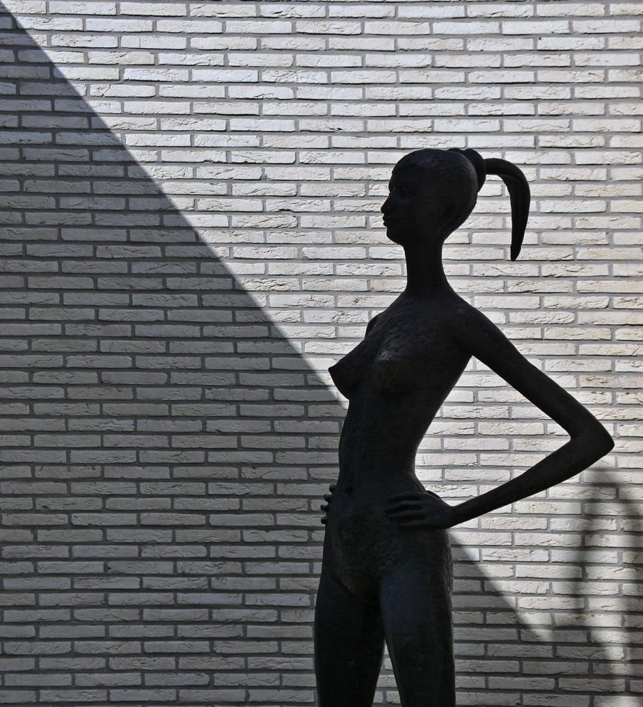 Statue "Eva" in Emmen by artist Hans Ittmann