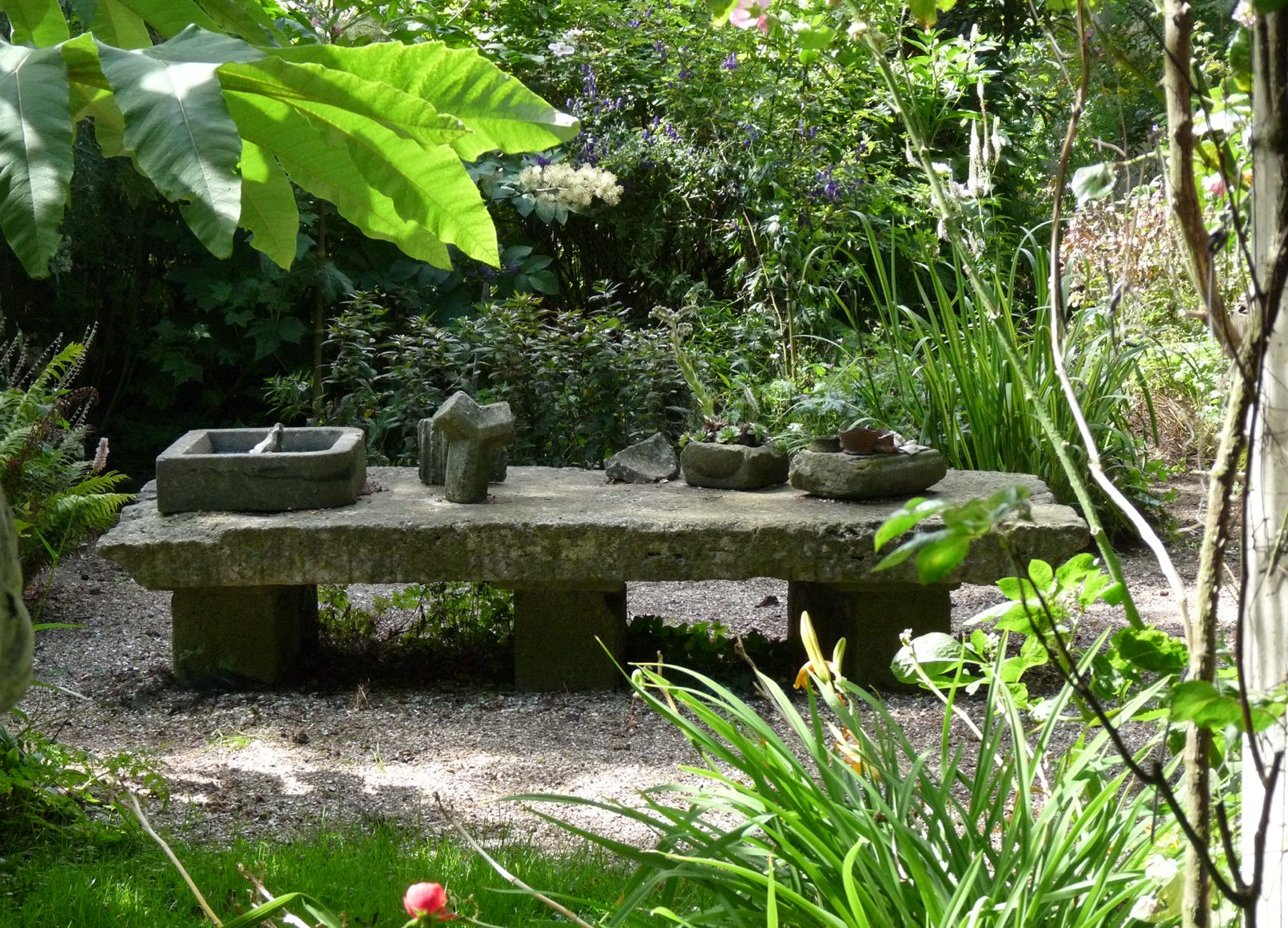 Stone bench in the Sequoiahof Vlake